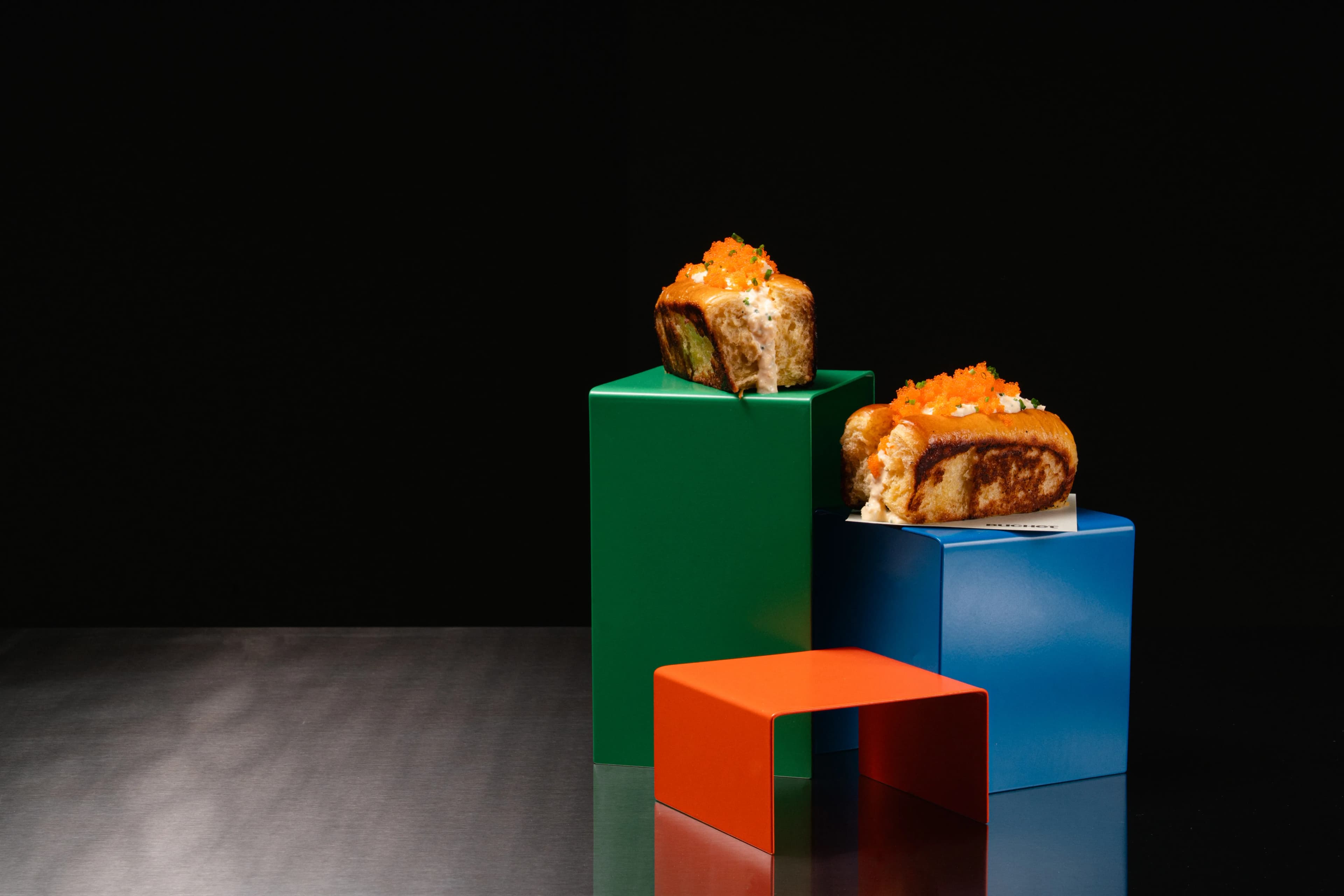Bocaditos Buchet sobre peanas de colores